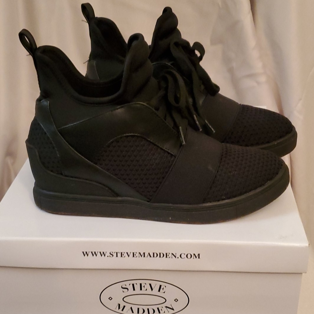 Black wedge sneakers